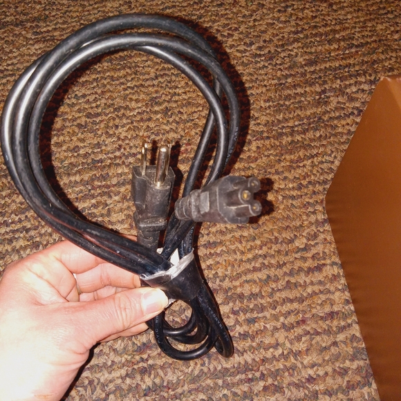 Random cords 1 hdmi long. 1 short hdmi cord. Rca cables.3 circle port. Aux - usb - Picture 3 of 7